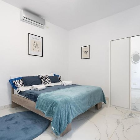 Blue-Line-Apartment-Unirii บูคาเรสต์ ภายนอก รูปภาพ